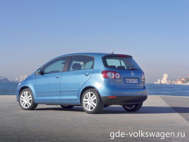 : Volkswagen Golf Plus сзади, сбоку