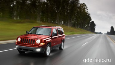 : фото Jeep Liberty на дороге