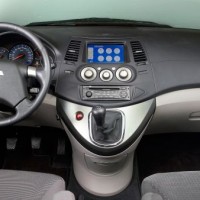 : передняя панель Mitsubishi Grandis