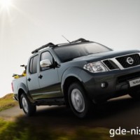 : Nissan Navara спереди-сбоку
