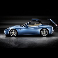 : фото Ferrari California с открытым багажником и крышей