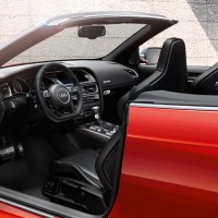 : Ауди RS 5 Кабриолет с открытой дверью
