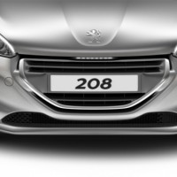 : Peugeot 208 спереди
