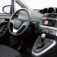 Toyota Verso: салон спереди сбоку