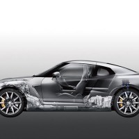 Nissan GT-R: слева сбоку разрез