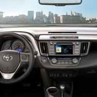 Toyota RAV4: салон спереди