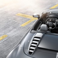 Audi R8 Spyder: салон сверху крыша открыта