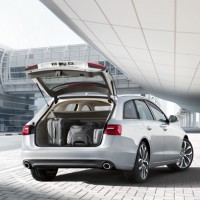 Audi А6 Avant: сзади с открытым багажником