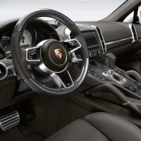 Porsche Cayenne Diesel: салон спереди слева сбоку